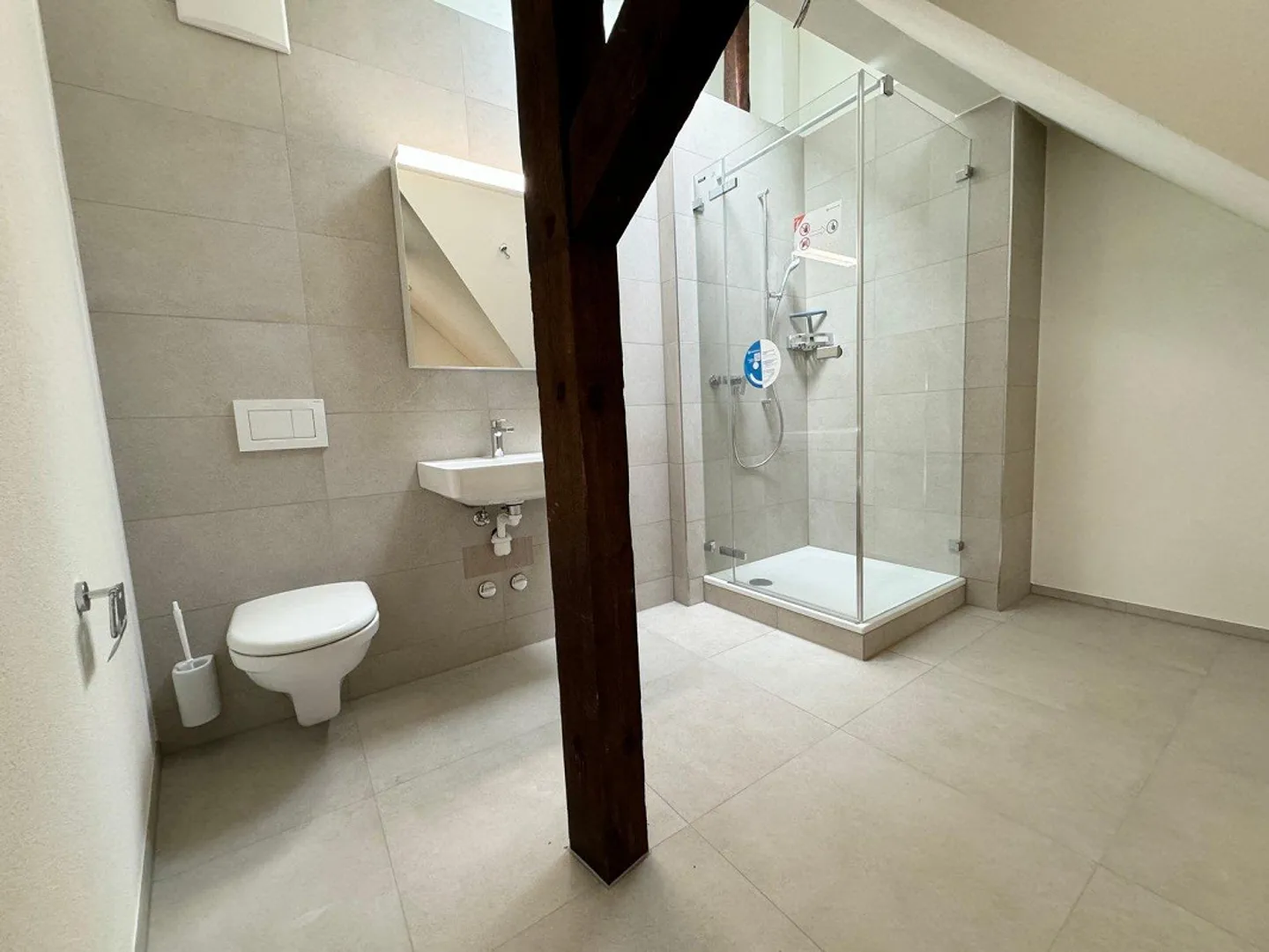Modern apartment in a central location for rent - Photo 6 of 9