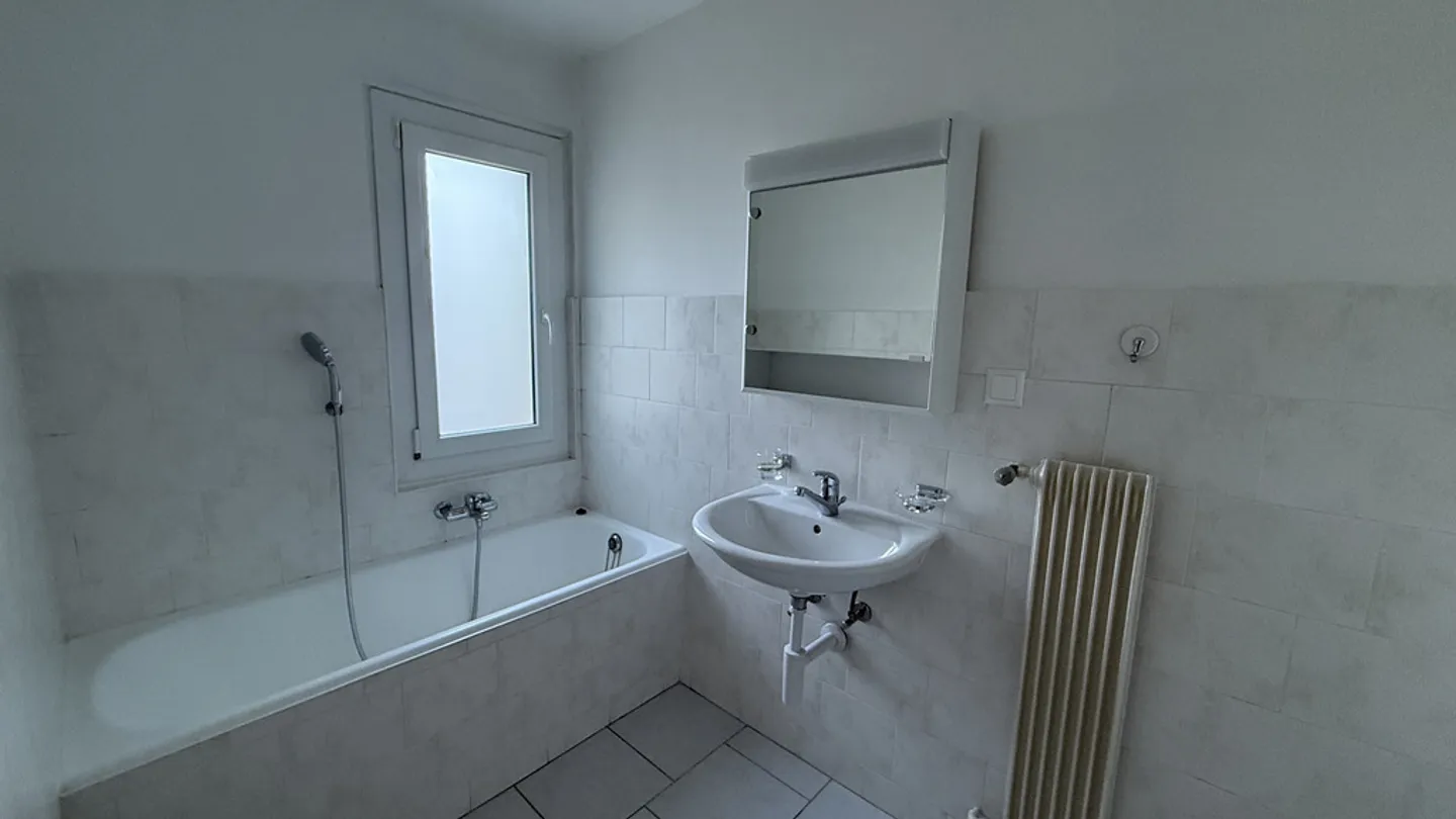 For rent 4.5 rooms on the 5th floor - Photo 7 of 8