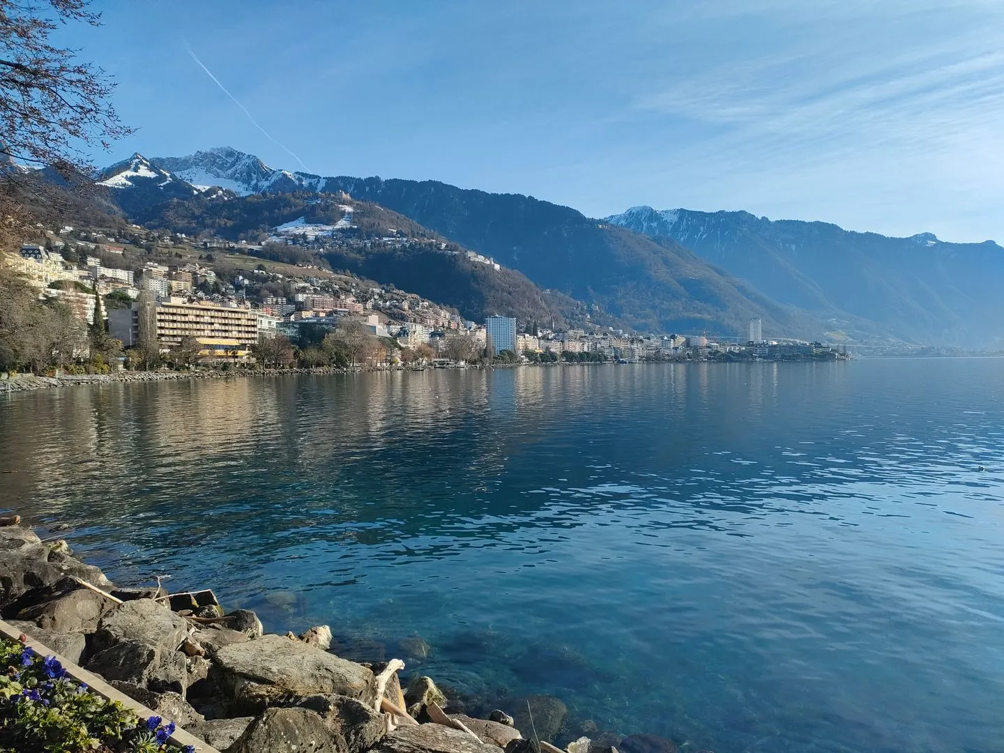 Esclusivo! Magnifico appartamento in prima fila sul lago con una vista molto bella - Foto 2 di 13