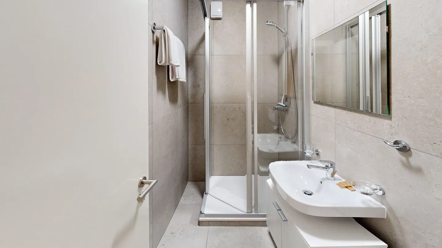 Spacious & Modern 1-Bed Apartment, 2 Bathrooms & Parking - Photo 5 of 12