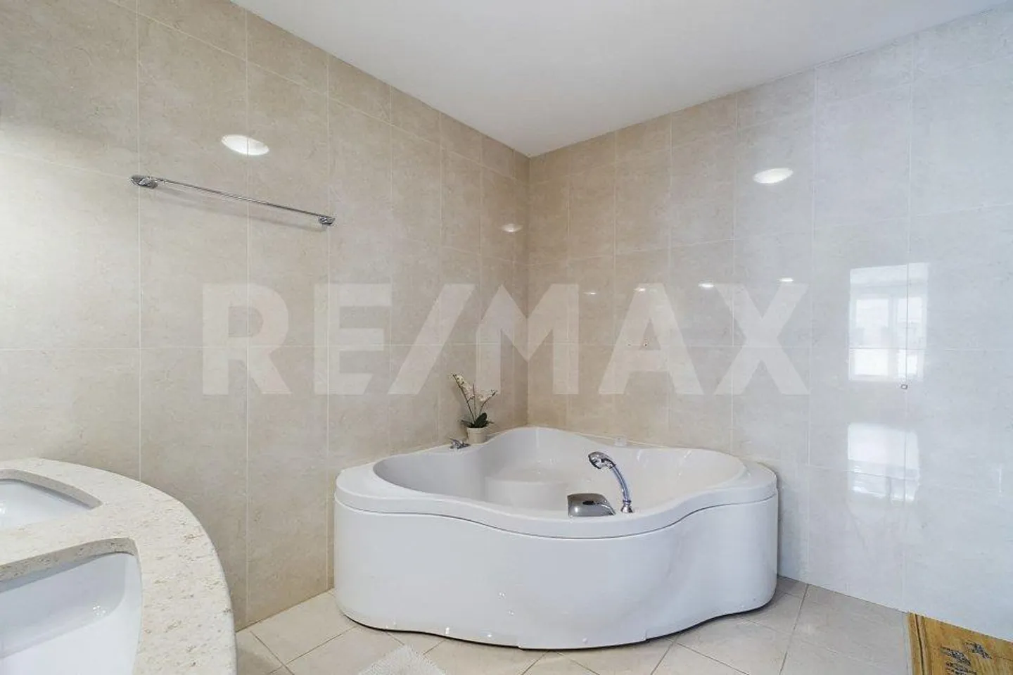 4½ Room Apartment with Dream View and Private Garden - Photo 13 of 13