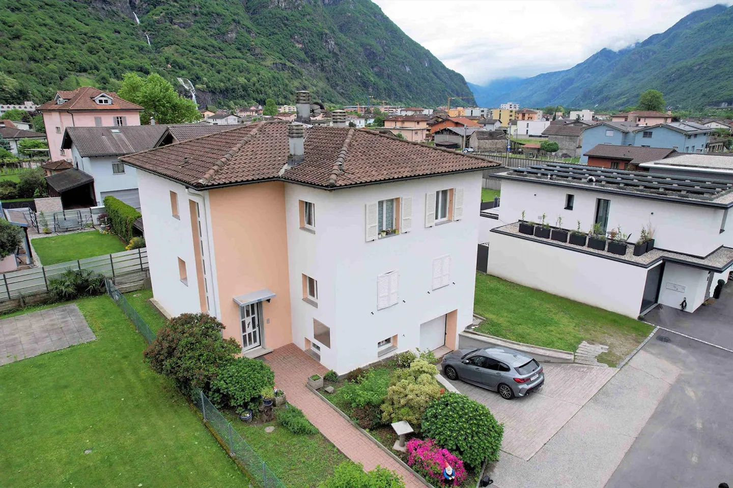 Maison bifamiliale, bien rénovée, à deux pas du centre - Photo 2 sur 14