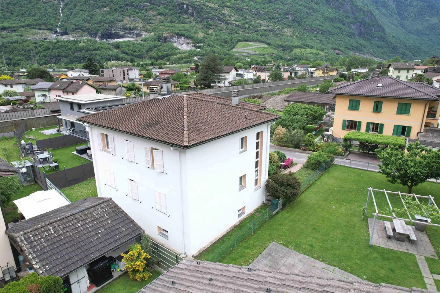 Maison bifamiliale, bien rénovée, à deux pas du centre - Photo 4 sur 14