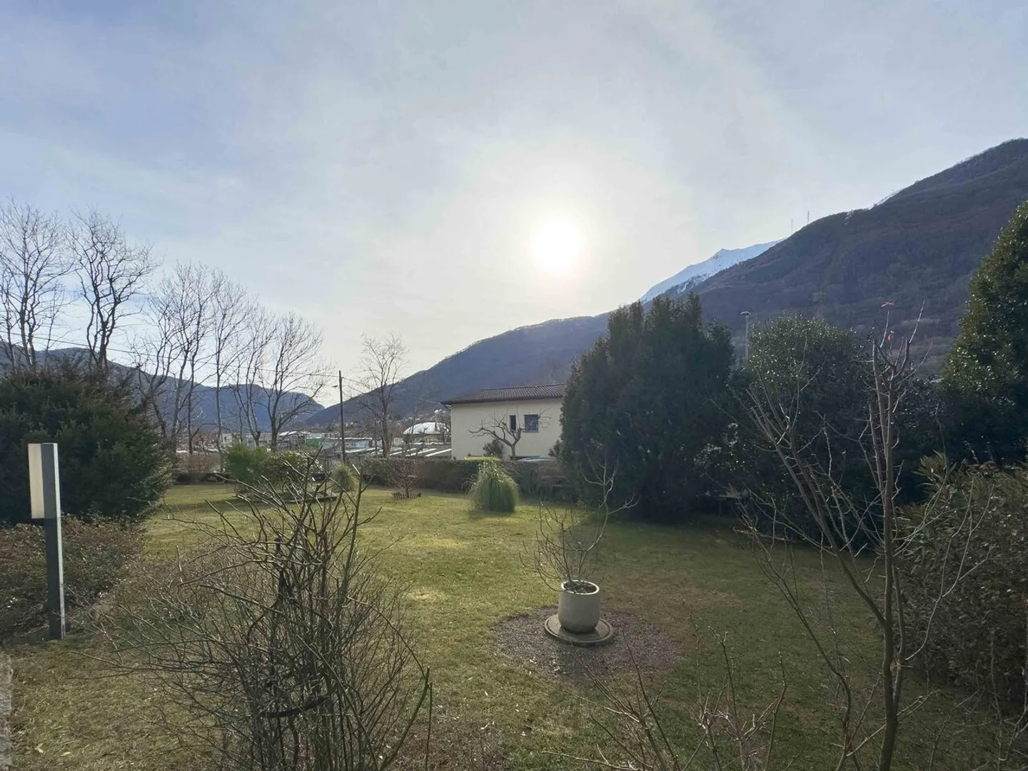 Charmante Villa mit Garten - Foto 6 von 9