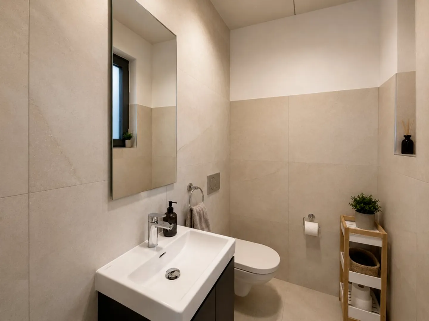 Villa bifamiliare di 5,5 locali in zona tranquilla e vicino alla città! - Foto 3 di 9