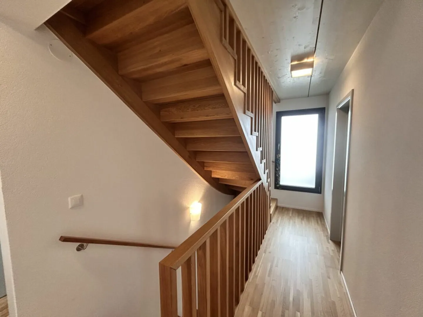 Villa bifamiliare di 5,5 locali in zona tranquilla e vicino alla città! - Foto 4 di 9