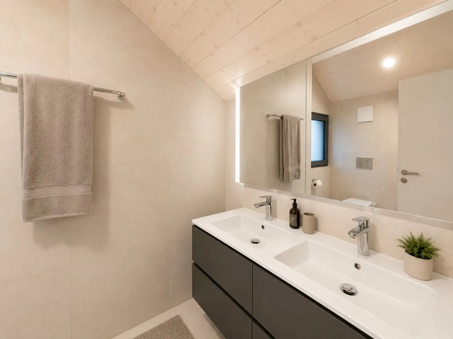 Villa bifamiliare di 5,5 locali in zona tranquilla e vicino alla città! - Foto 6 di 9