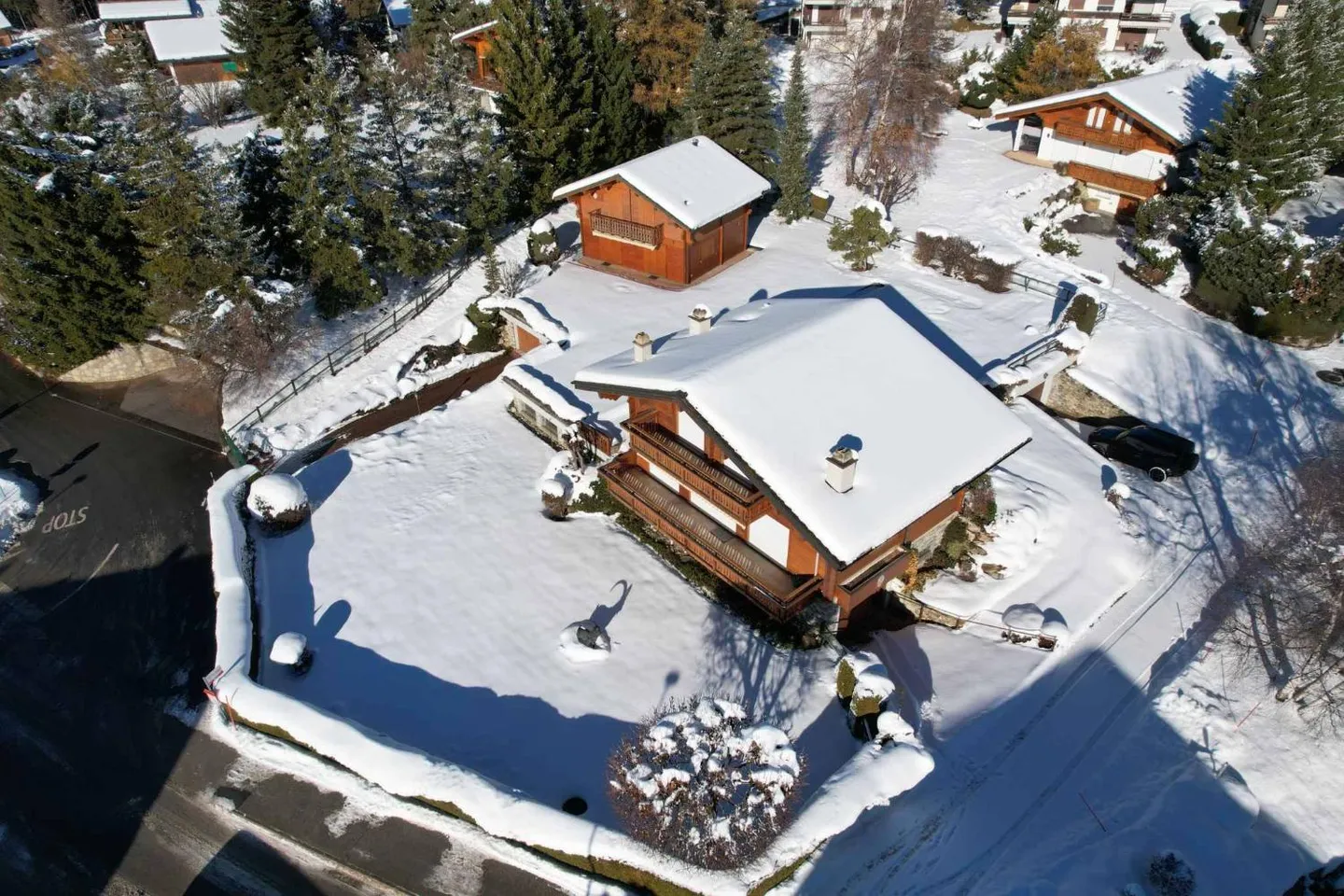 Proprietà con 2 chalet separati collegati dal seminterrato - Foto 1 di 9