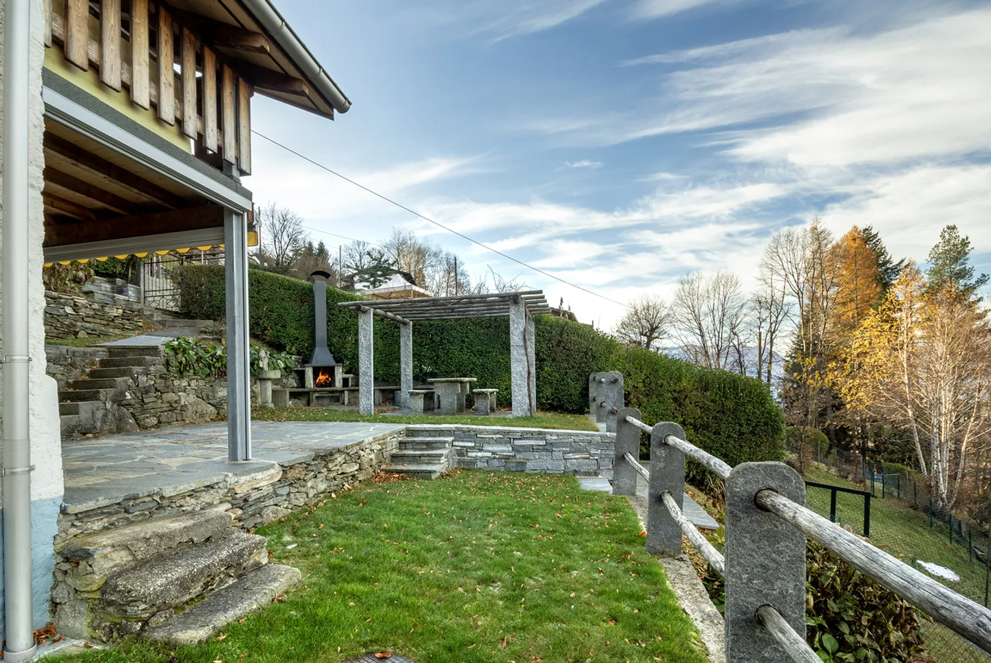 Schmuckstück mit großem Garten und herrlicher Panoramablick - Foto 1 von 7