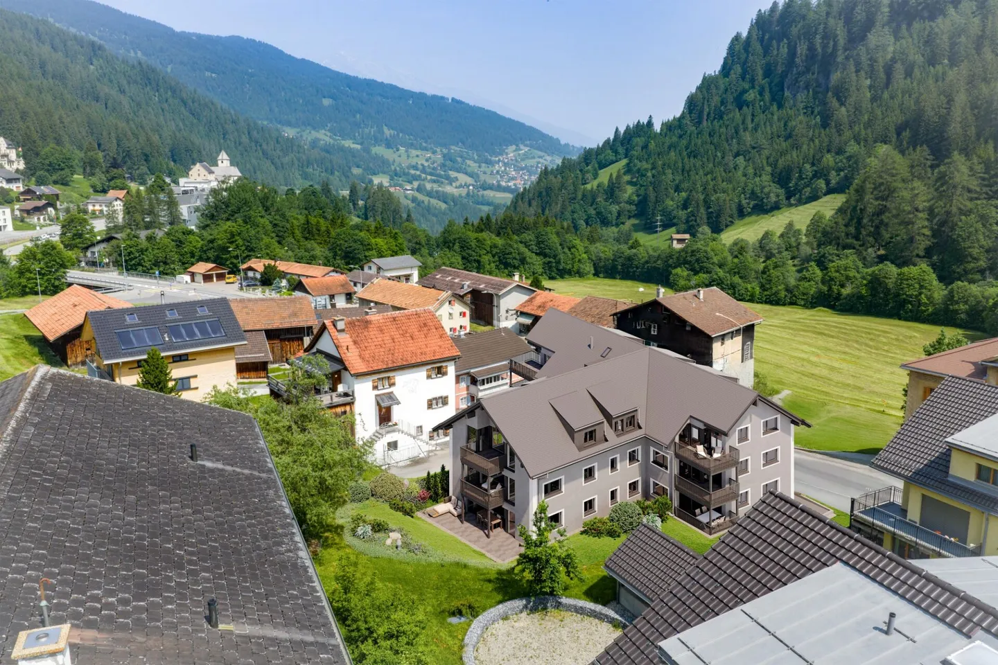 Vivere con uno stile di vita alpino e vicinanza alle infrastrutture urbane - Foto 9 di 11