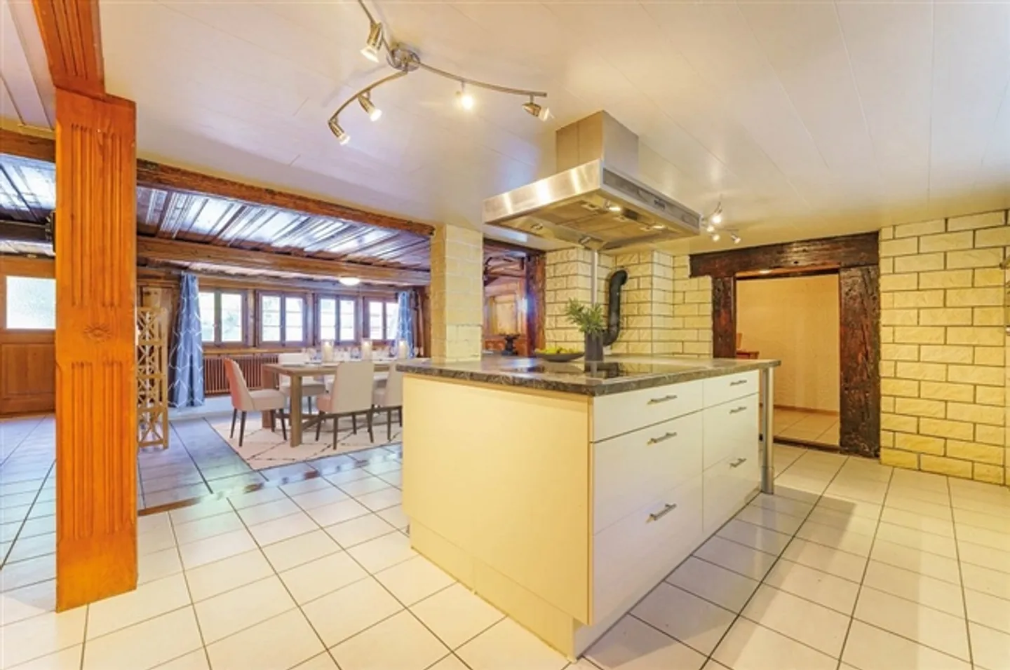 Farmhouse with 2 apartments and great potential in an idyllic setting - Photo 4 of 13