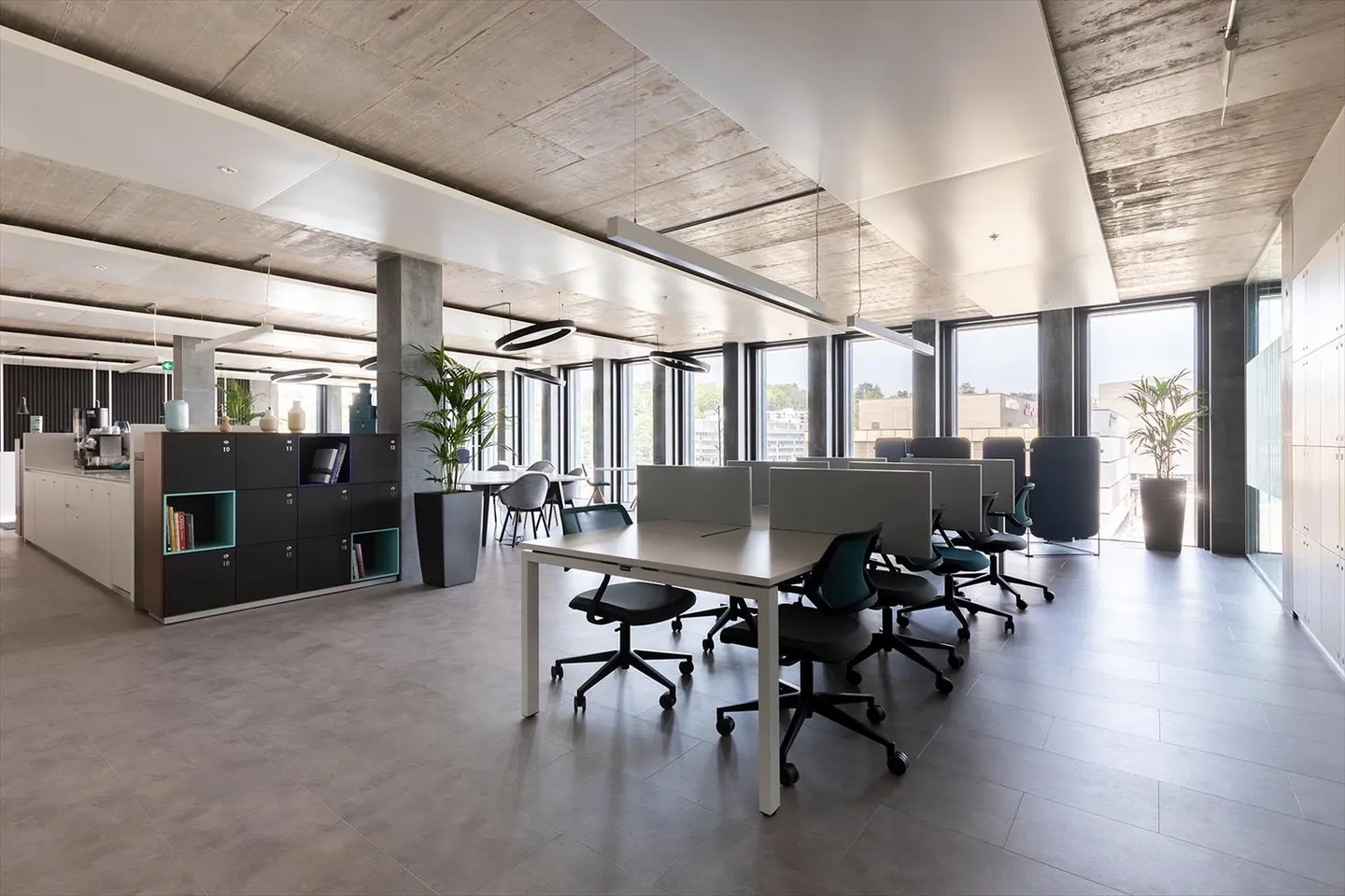 Espace de bureau ouvert pour 10 personnes à Regus Pont Rouge - Photo 1 sur 11