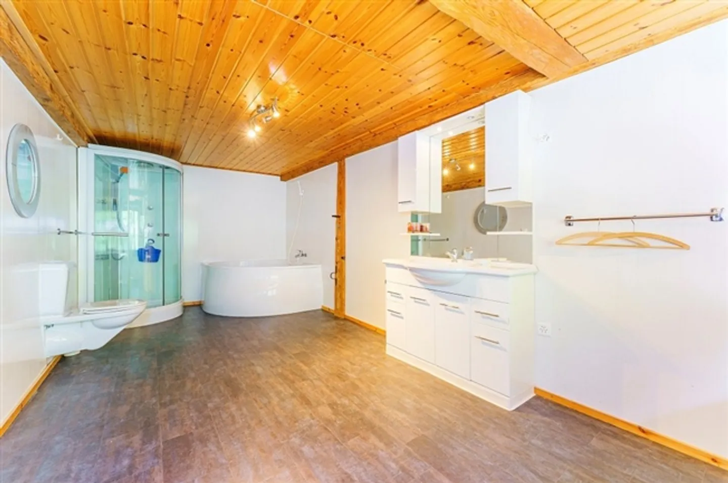 Farmhouse with 2 apartments and great potential in an idyllic setting - Photo 9 of 13