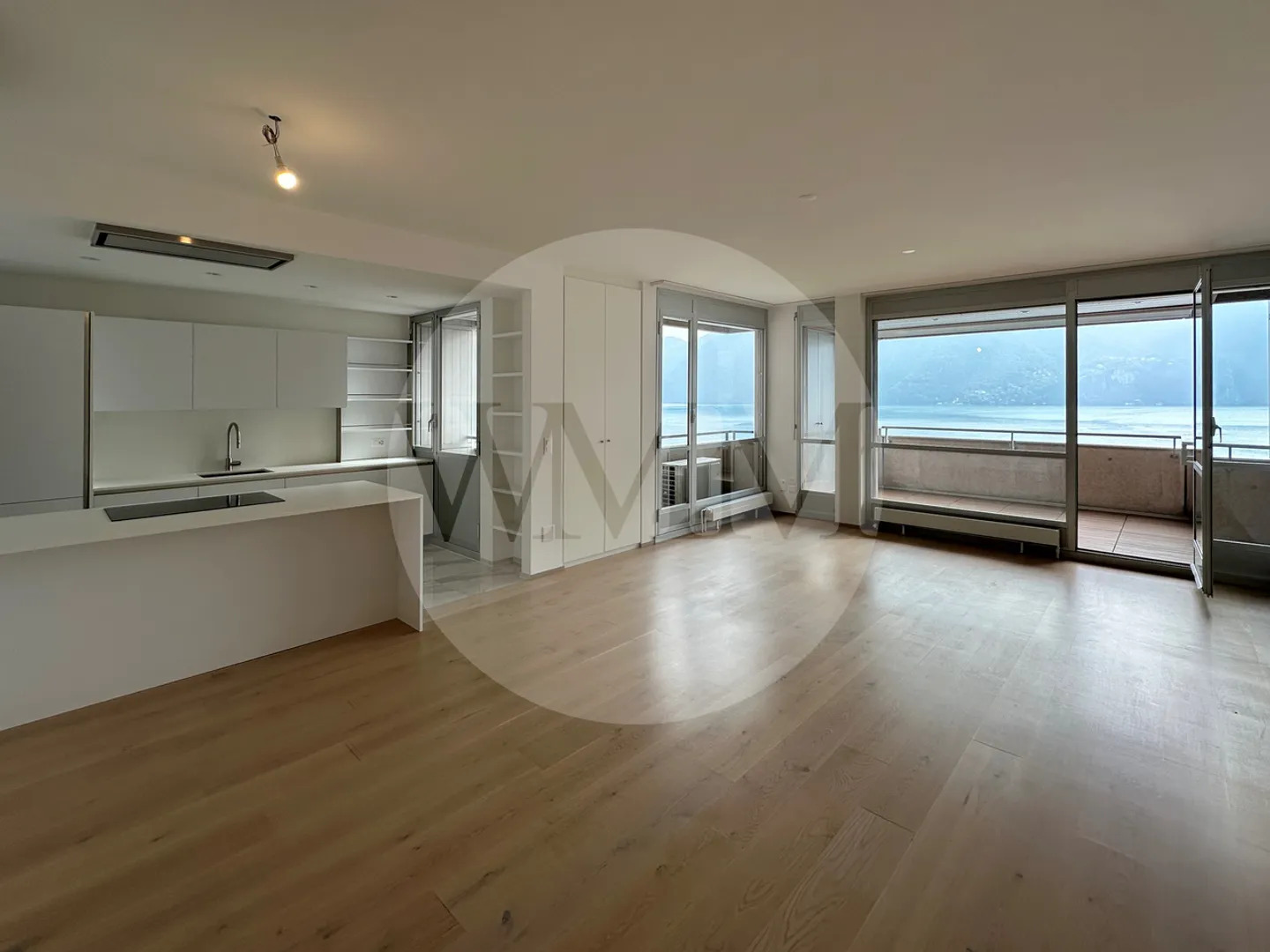 RAFFINIERTES RENOVIERTES WOHNUNG MIT PRÄCHTIGEM SEEBLICK - Foto 2 von 9