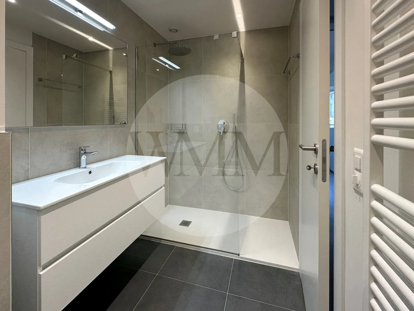 RAFFINIERTES RENOVIERTES WOHNUNG MIT PRÄCHTIGEM SEEBLICK - Foto 6 von 9