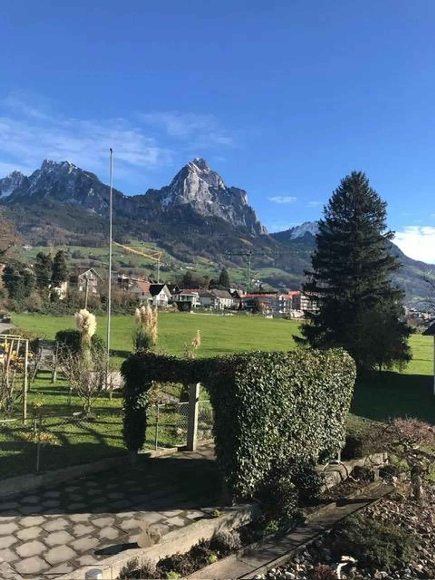 Charmante Dachwohnung mit Aussicht - Foto 1 von 8