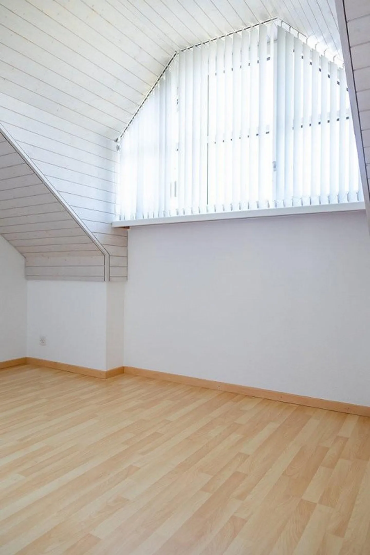 Renovated 3.5-room attic apartment - Photo 3 of 9