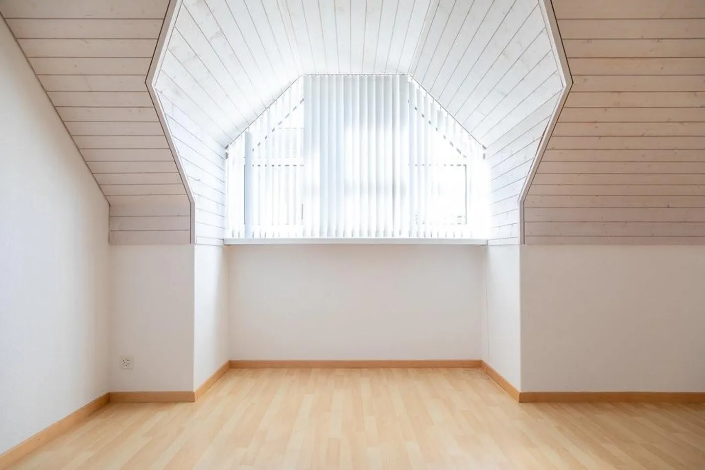 Renovated 3.5-room attic apartment - Photo 6 of 9