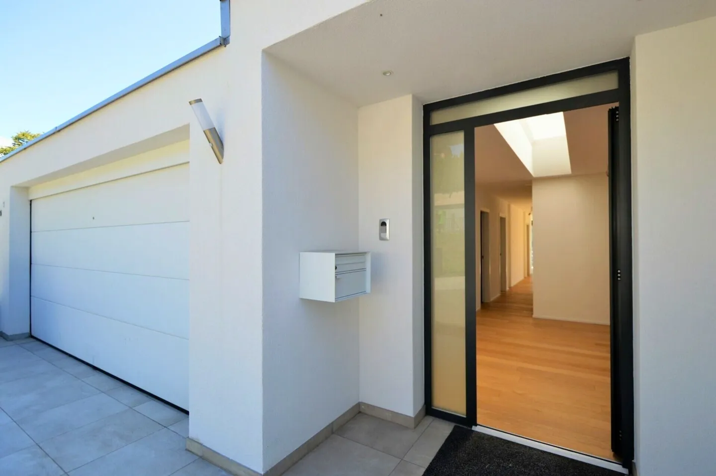 Refined penthouse with outbuilding and panoramic terraces in an exclusive setting - Photo 3 of 12
