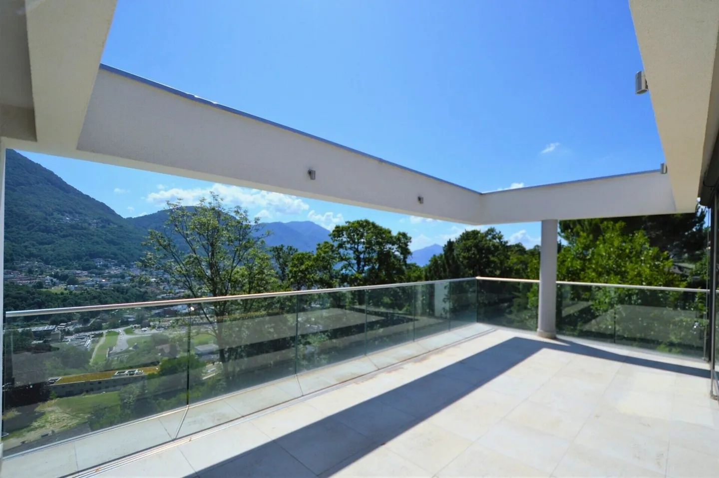 Refined penthouse with outbuilding and panoramic terraces in an exclusive setting - Photo 8 of 12