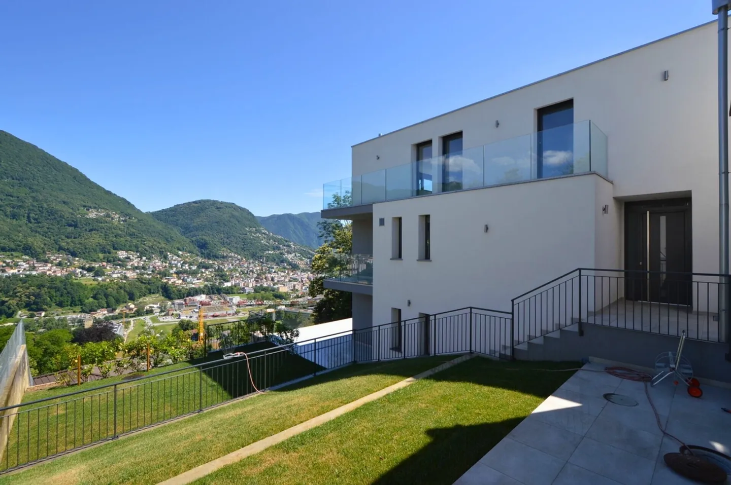 Refined penthouse with outbuilding and panoramic terraces in an exclusive setting - Photo 12 of 12