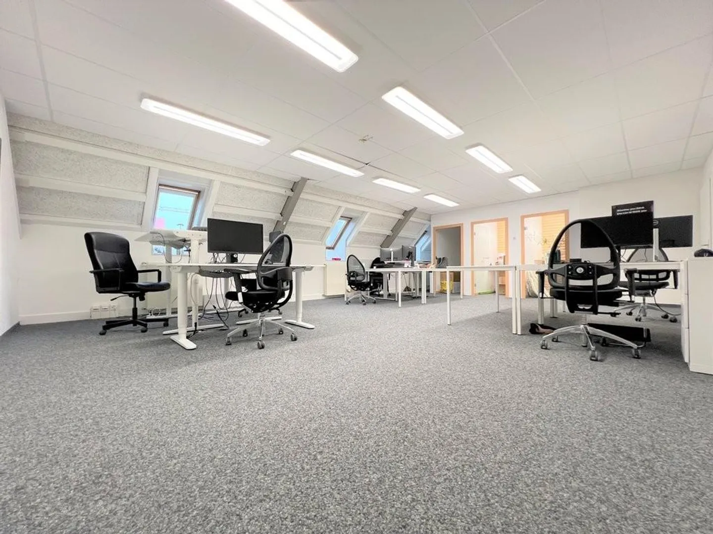 Bureaux au 6ème étage à louer ! - Photo 3 sur 11