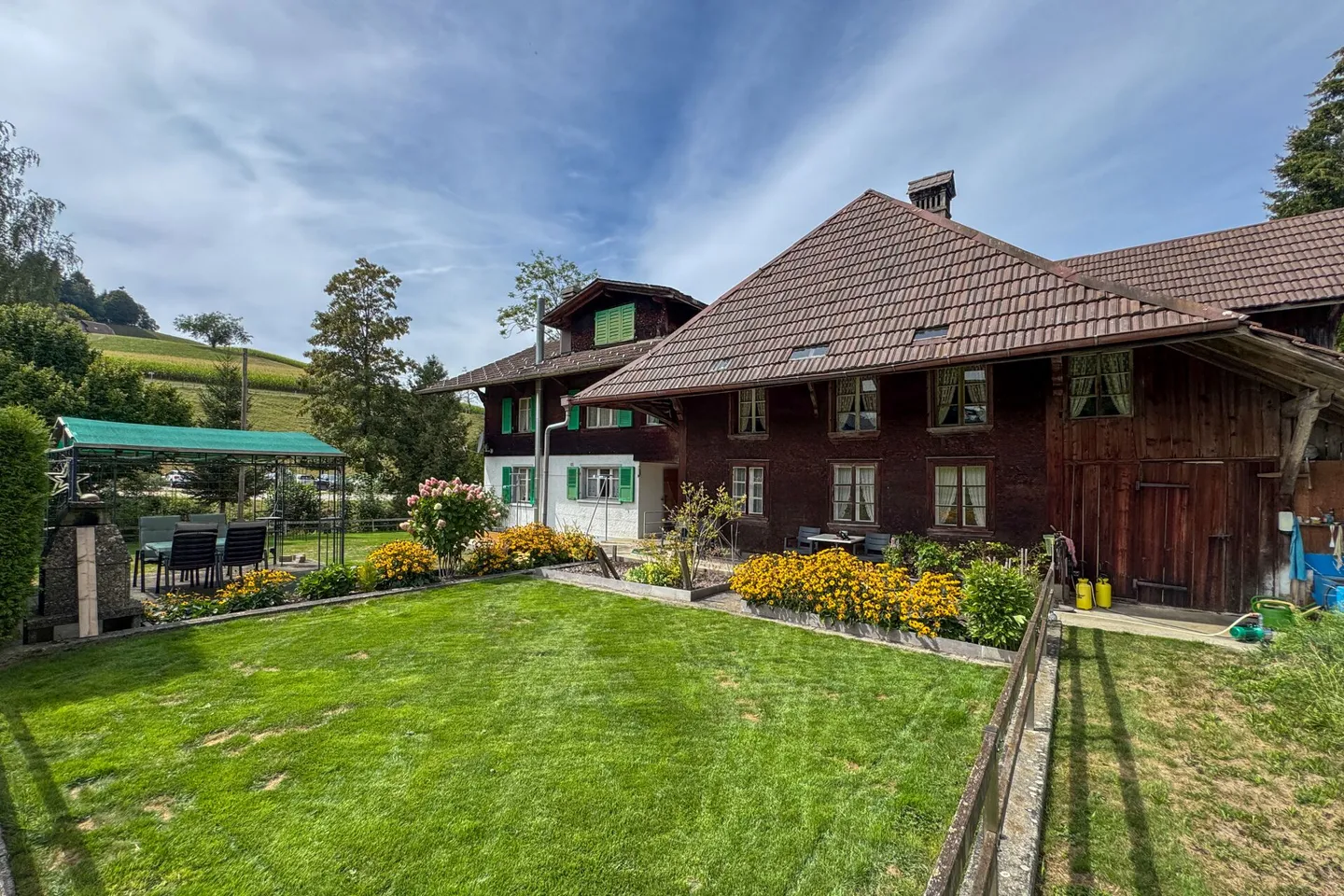 Projet avec histoire et perspective: plus de 3 600 m² de terrain et deux parties de maison au bord de la rivière - Photo 1 sur 15