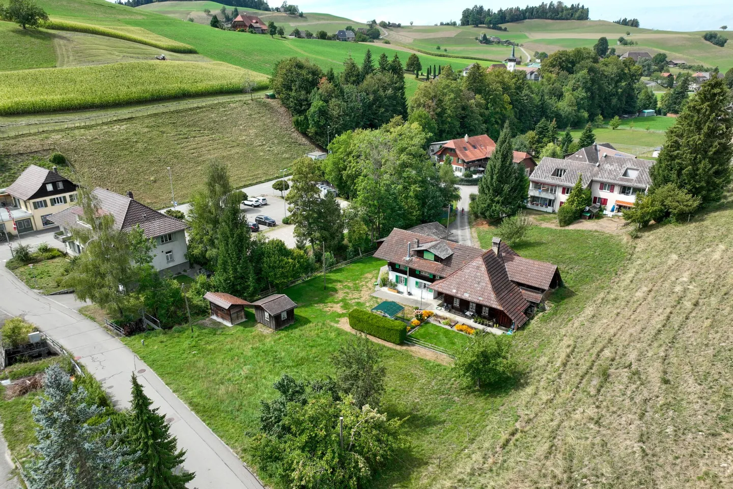 Projet avec histoire et perspective: plus de 3 600 m² de terrain et deux parties de maison au bord de la rivière - Photo 4 sur 15