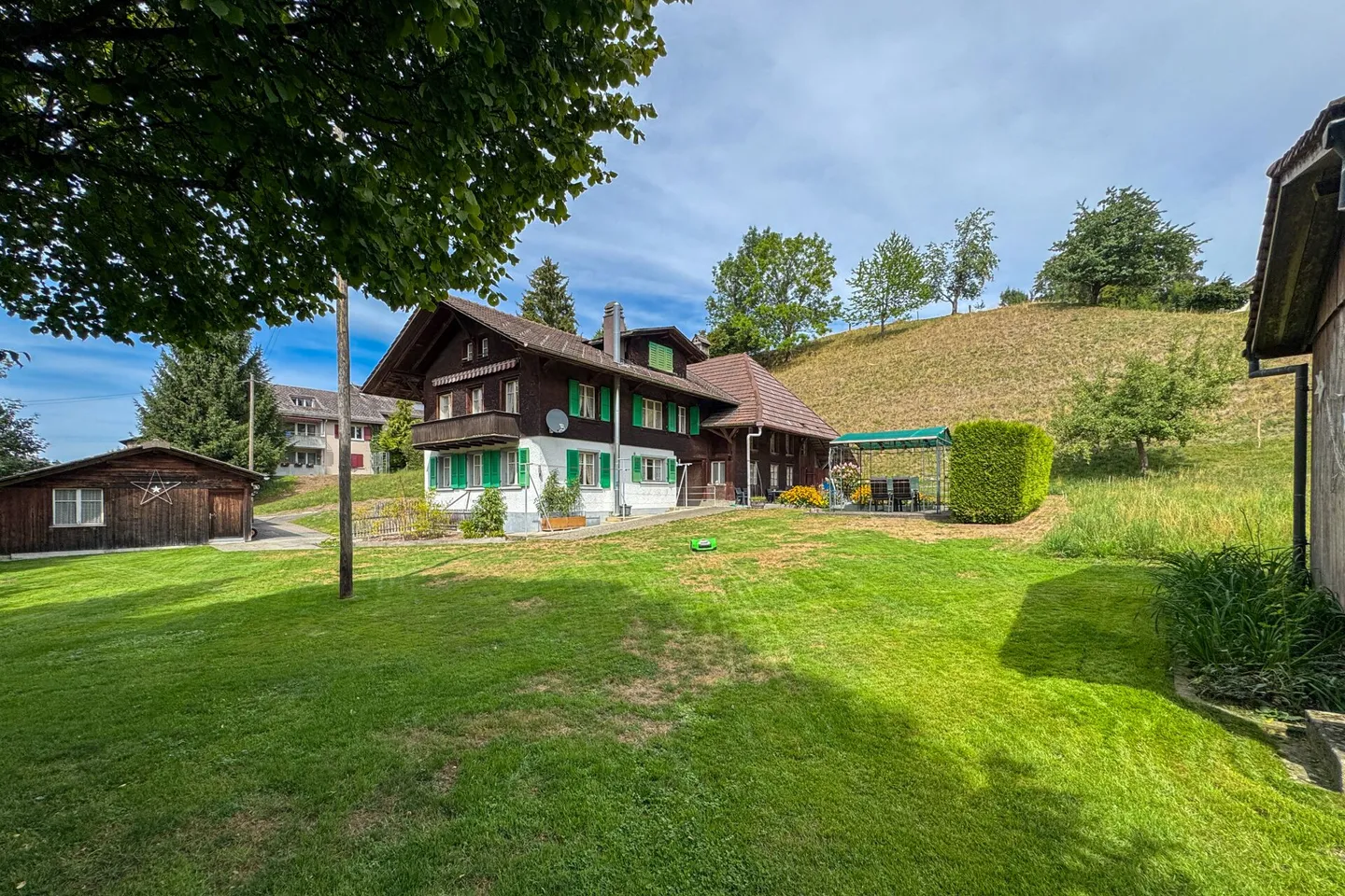 Projet avec histoire et perspective: plus de 3 600 m² de terrain et deux parties de maison au bord de la rivière - Photo 2 sur 15