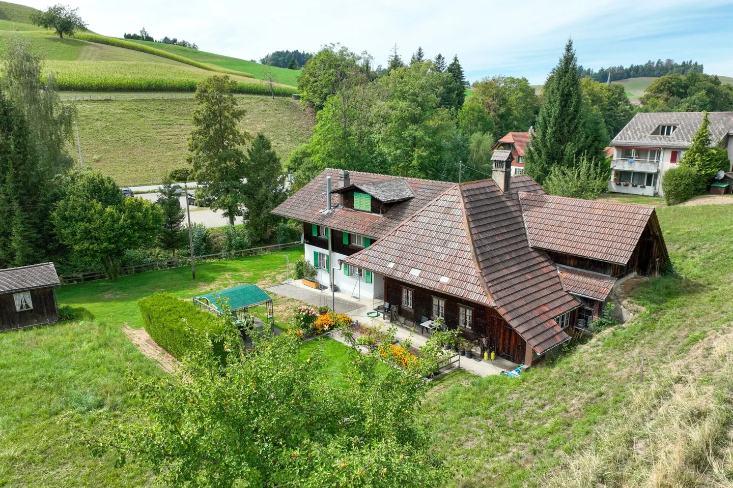Projet avec histoire et perspective: plus de 3 600 m² de terrain et deux parties de maison au bord de la rivière - Photo 3 sur 15