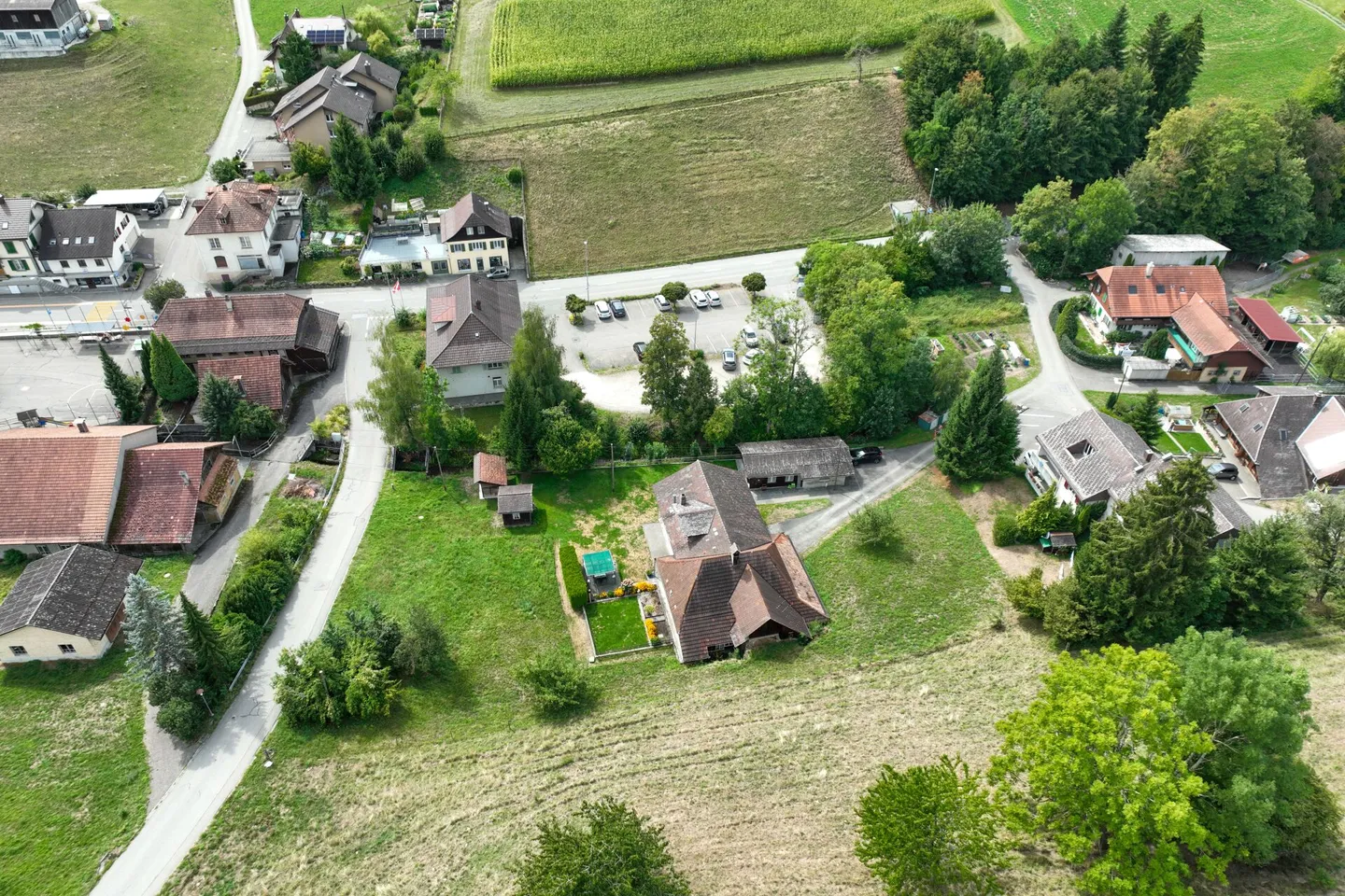 Projet avec histoire et perspective: plus de 3 600 m² de terrain et deux parties de maison au bord de la rivière - Photo 6 sur 15