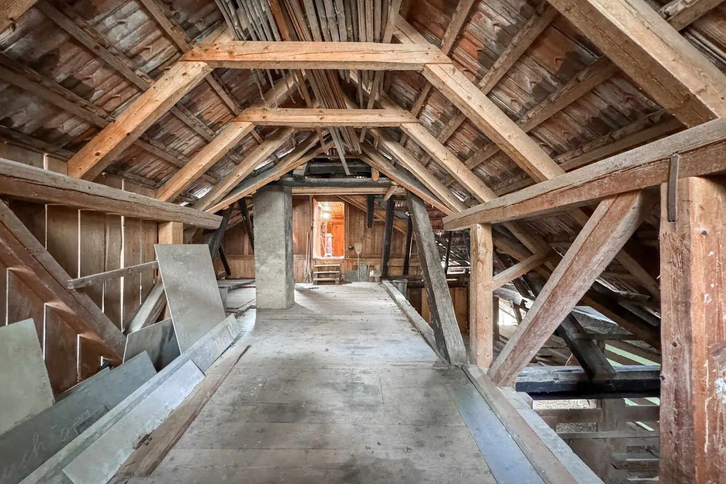 Projet avec histoire et perspective: plus de 3 600 m² de terrain et deux parties de maison au bord de la rivière - Photo 9 sur 15