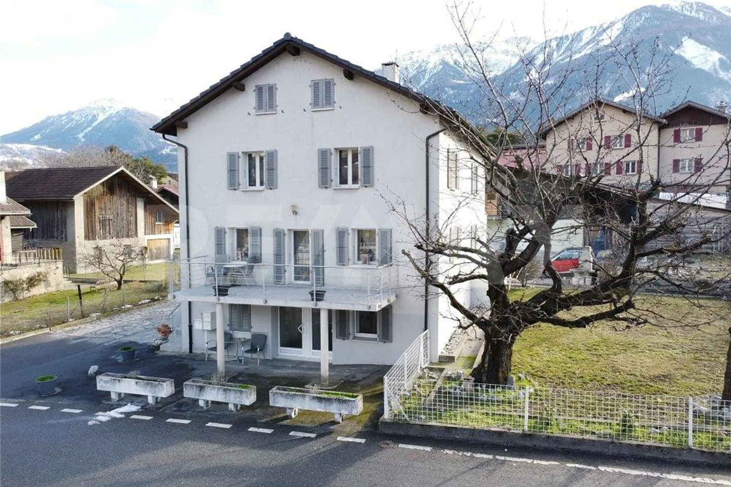 Maison multifamiliale avec bâtiment de ferme aux nombreuses possibilités d'utilisation à Loèche-Susten - Photo 1 sur 13