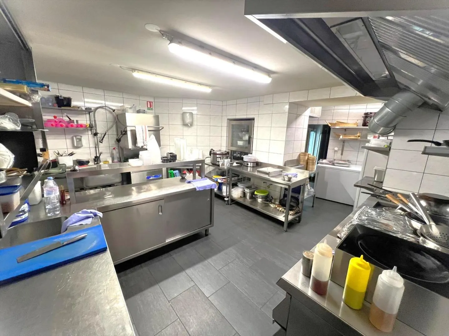 PPE-Partien in einem ideal gelegenen Mischgebäude am Zentralplatz von St-Léonard - Foto 8 von 13