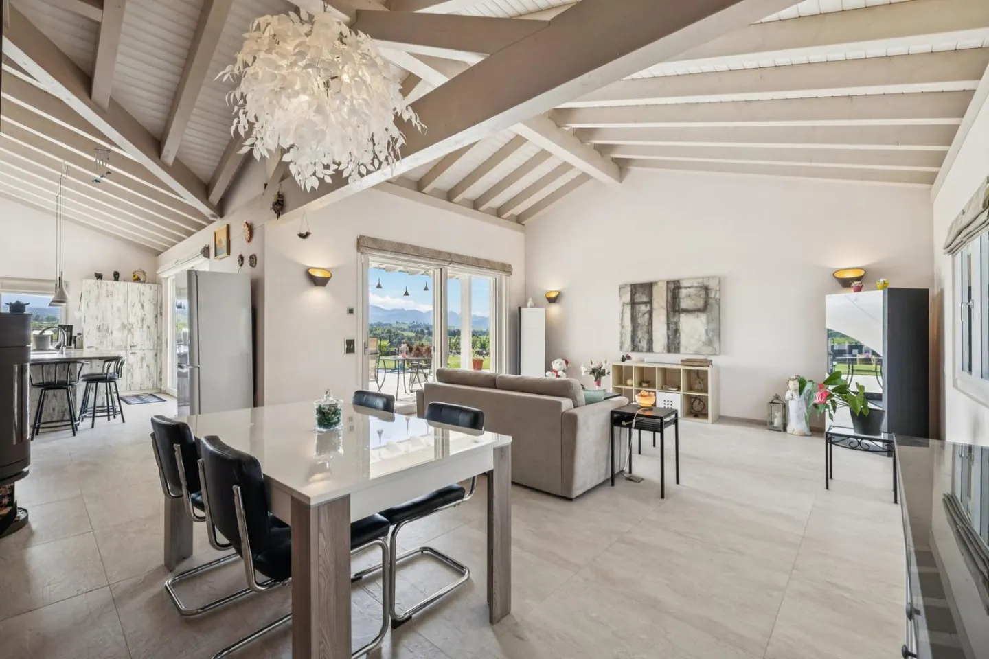 Modern villa with large garden and unobstructed view - Photo 4 of 10