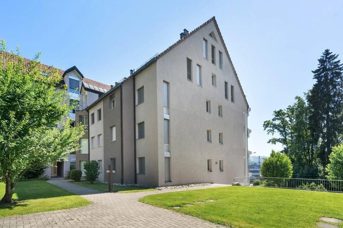 Vivere comodamente in un edificio residenziale ben tenuto - Foto 1 di 8