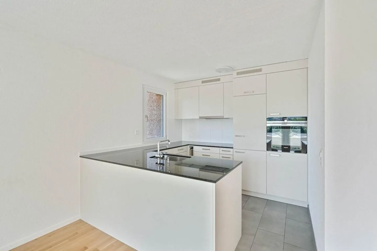 Vivere comodamente in un edificio residenziale ben tenuto - Foto 2 di 8