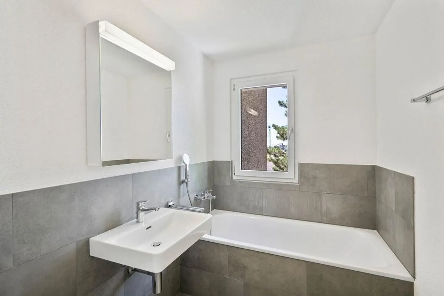 Vivere comodamente in un edificio residenziale ben tenuto - Foto 4 di 8