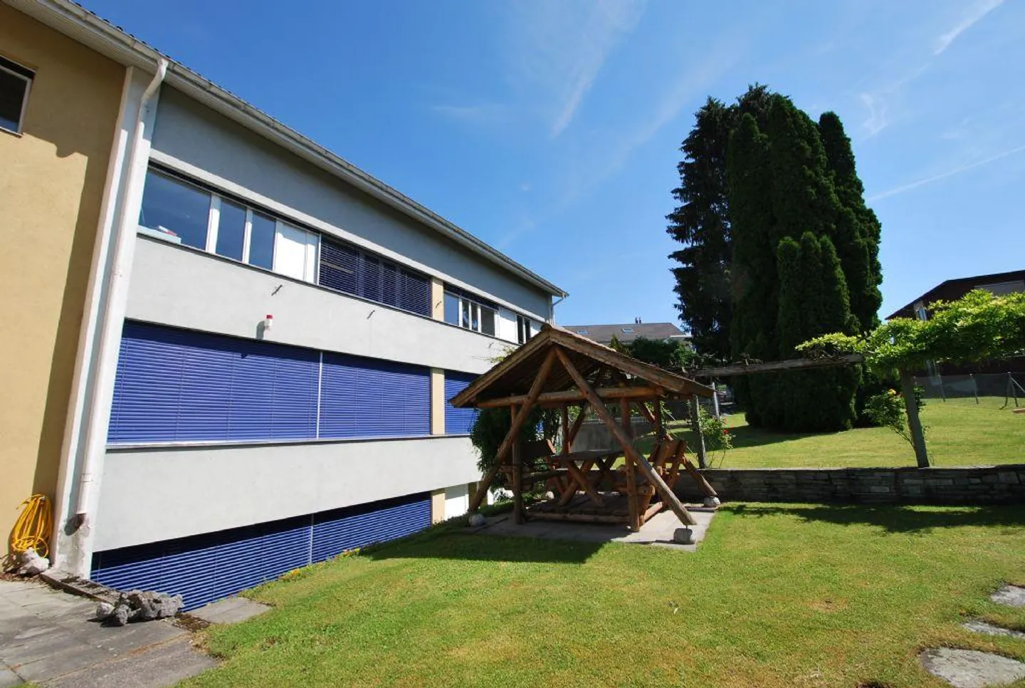 RENOVATED | WELL LOCATED | ATTRACTIVE - Photo 2 of 8