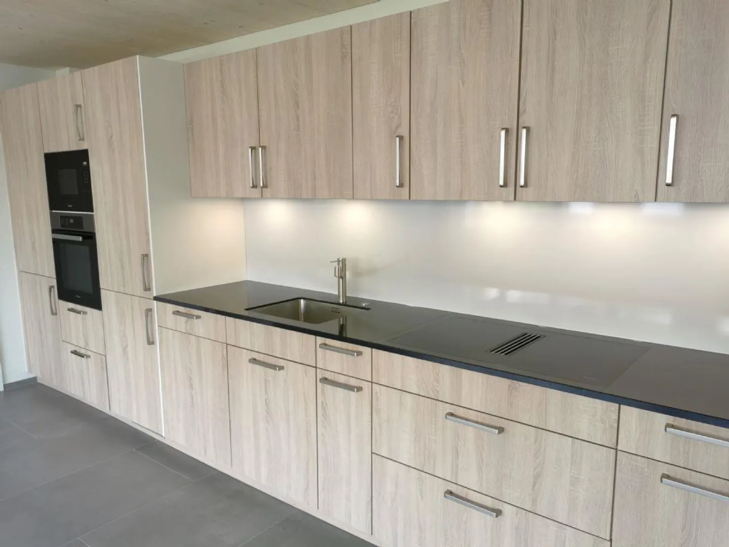 RENOVATED | WELL LOCATED | ATTRACTIVE - Photo 3 of 8