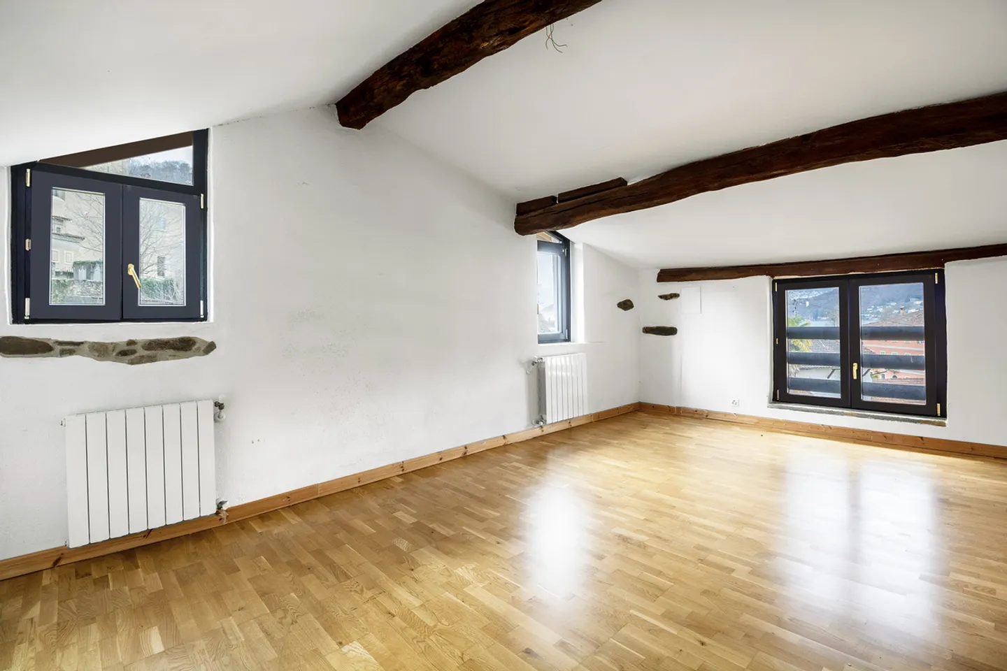 Casa con giardino in una posizione ben collegata - Foto 4 di 8