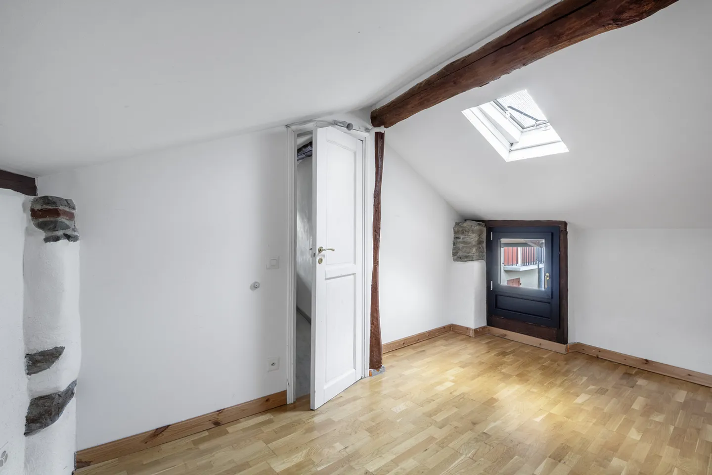 Casa con giardino in una posizione ben collegata - Foto 6 di 8