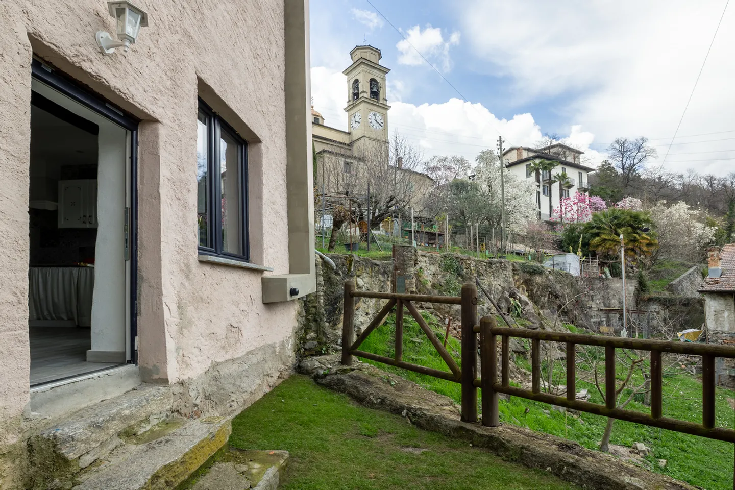 Casa con giardino in una posizione ben collegata - Foto 7 di 8