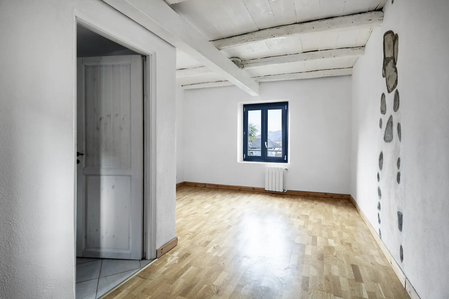 Casa con giardino in una posizione ben collegata - Foto 5 di 8