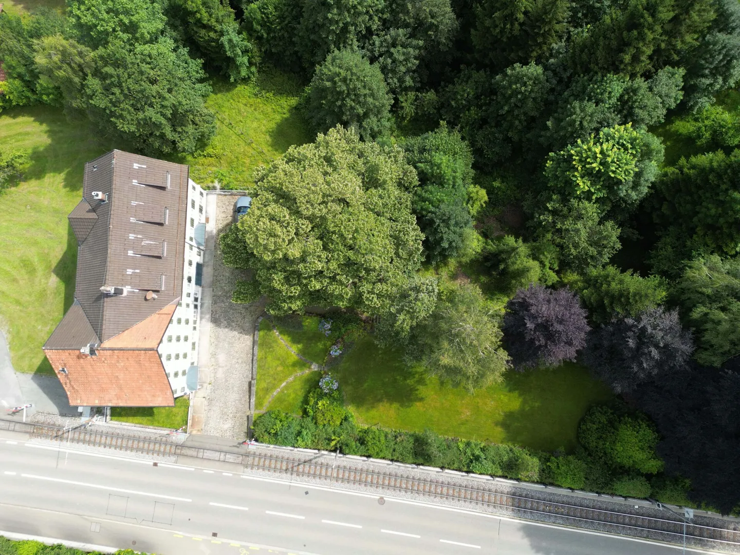 Casa bifamiliare con vista lago e giardino da sogno - Foto 10 di 10