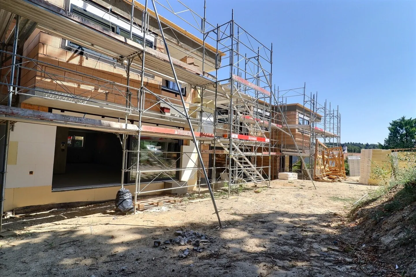 Modern Villa with Private Garden - Photo 3 of 20