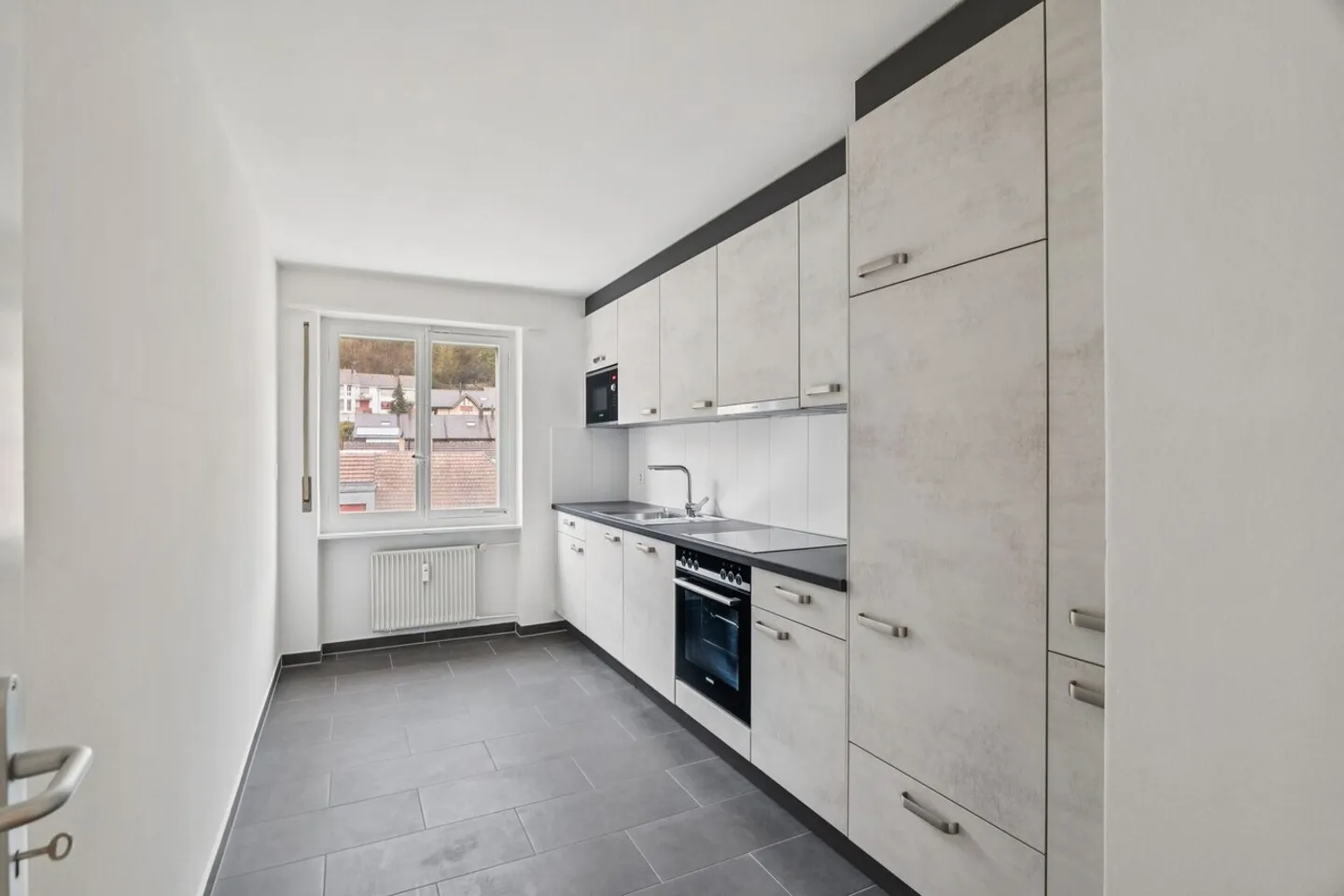 Move in now - freshly renovated apartment quiet, green & central - Photo 2 of 10