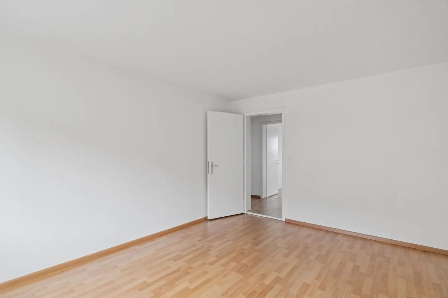 Move in now - freshly renovated apartment quiet, green & central - Photo 6 of 10