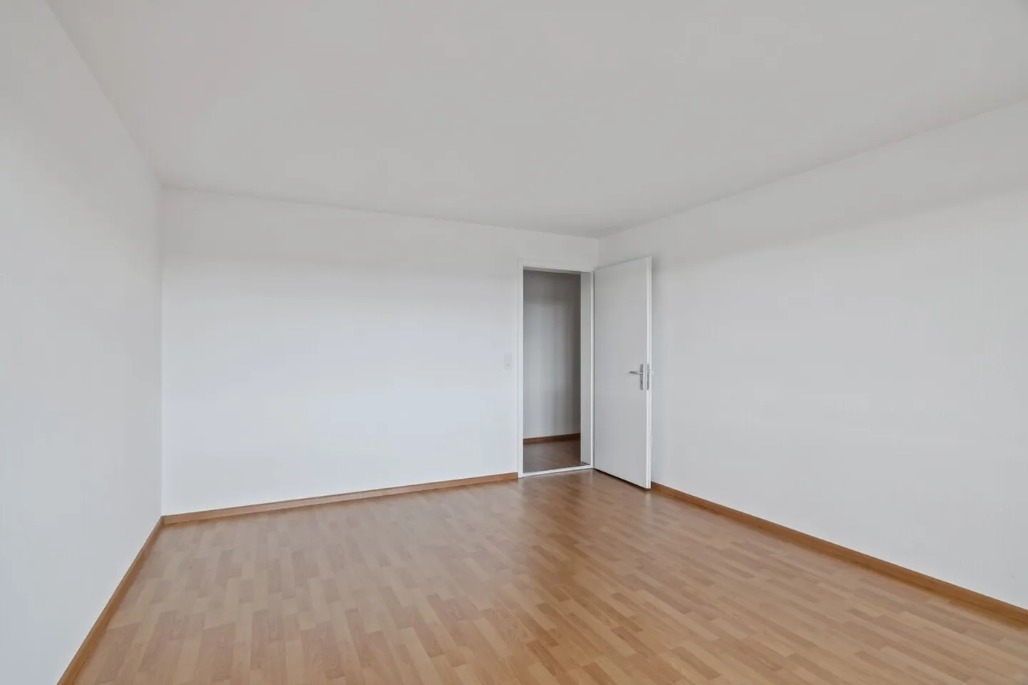 Move in now - freshly renovated apartment quiet, green & central - Photo 5 of 10