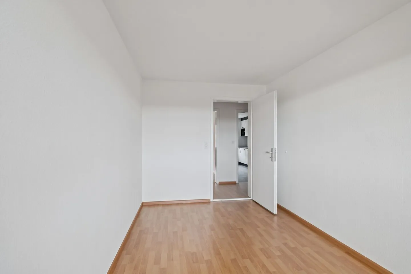 Move in now - freshly renovated apartment quiet, green & central - Photo 7 of 10